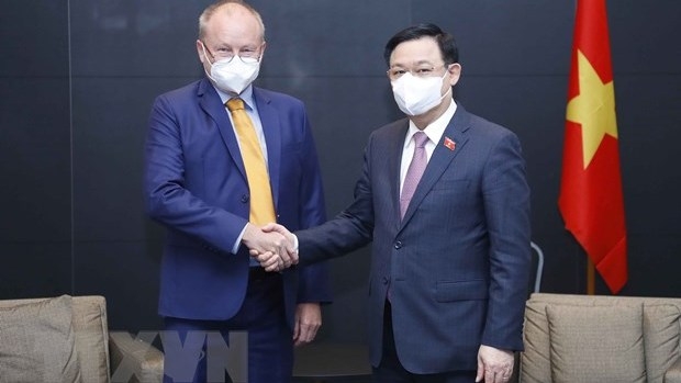 Vuong Dinh Hue reçoit les responsables des entreprises étrangères spécialisées dans l’éducation, la santé et l’énergie